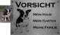 Preview: Edelstahlhundeschild mit individuellem Motiv deines Hundes auf einer Mauer